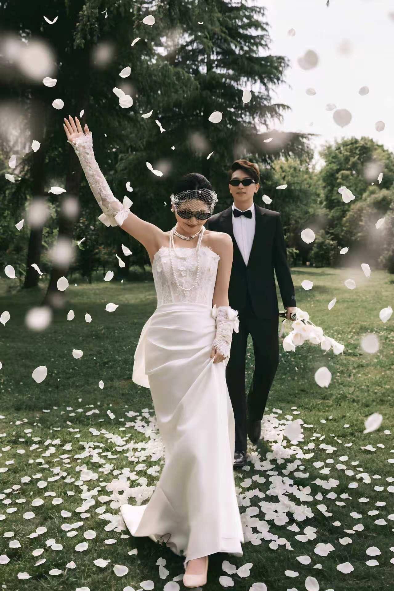 森系婚纱风格 AI 合成示意,非真实客户成片